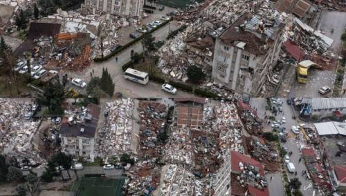 Više od 37 hiljada mrtvih, masovna hapšenja u Turskoj