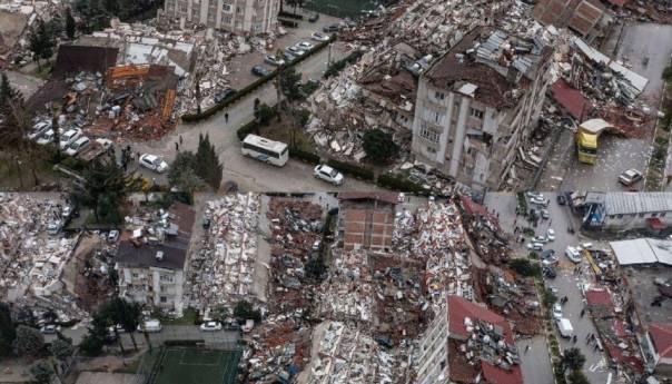 Više od 37 hiljada mrtvih, masovna hapšenja u Turskoj