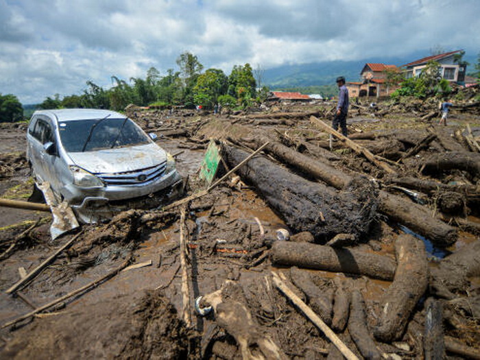 Više od 40 poginulih u poplavama i odronu hladne lave u Indoneziji
