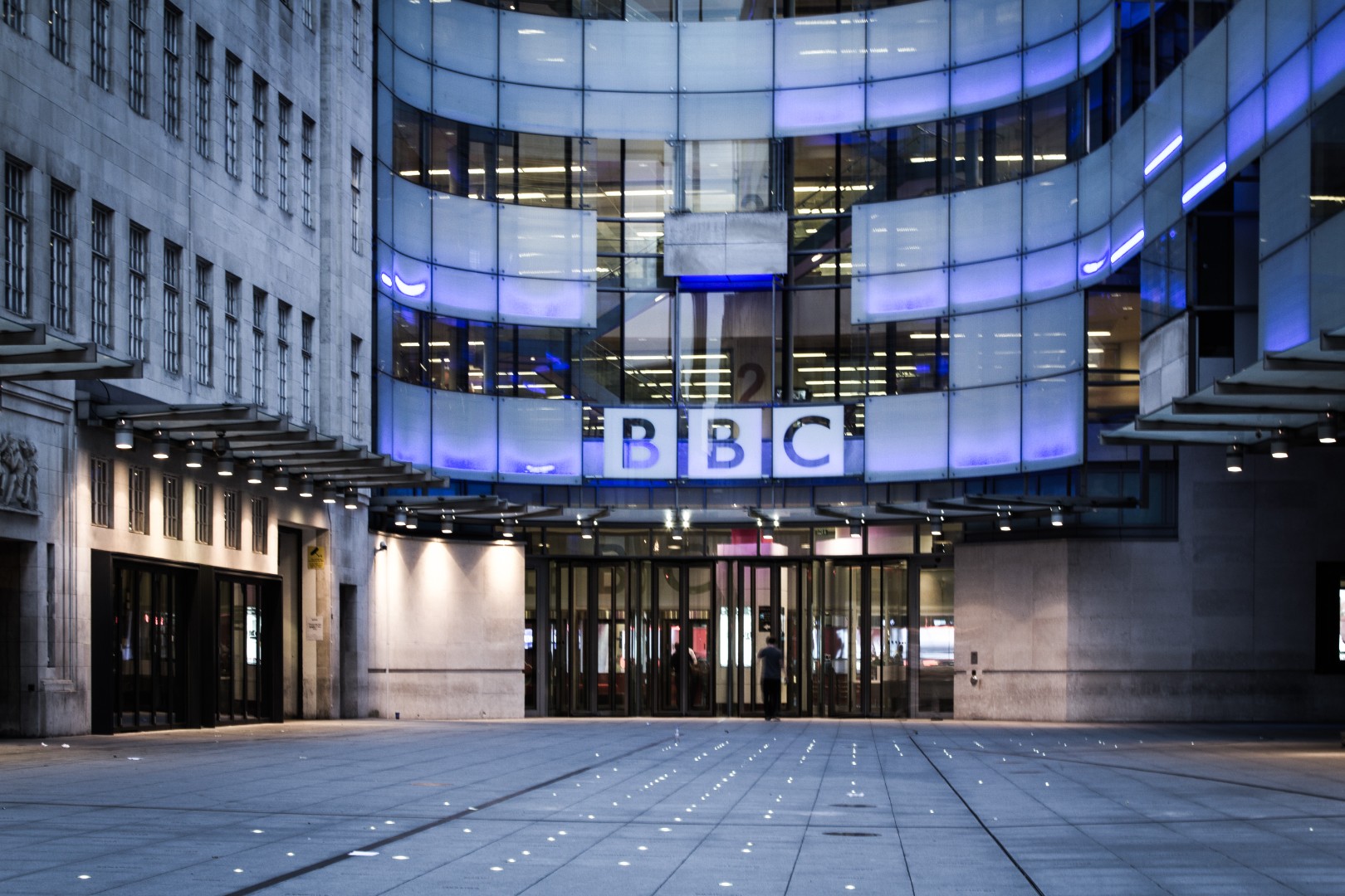 Više od 400 javnih ličnosti traži smjenu člana uprave BBC-a zbog pristrasnosti prema Izraelu