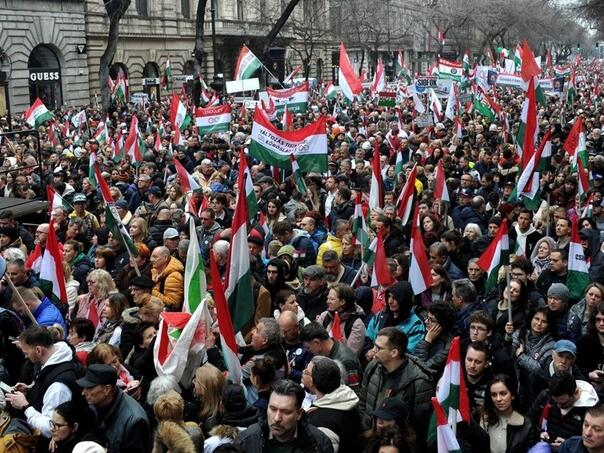 Više od 50.000 ljudi na ulicama Budimpešte: Bune se protiv Orbana