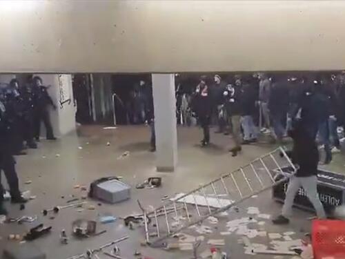 Više od 50 policajaca povrijeđeno u velikom sukobu policije i navijača u Frankfurtu