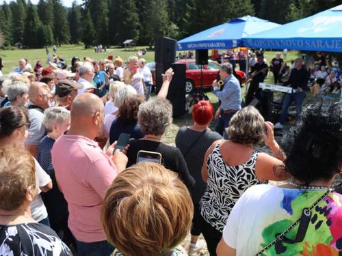 Više od 700 penzionera iz Novog Sarajeva uživalo na jednodnevnom izletu na Igmanu