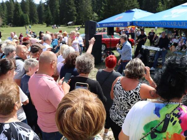 Više od 700 penzionera iz Novog Sarajeva uživalo na jednodnevnom izletu na Igmanu