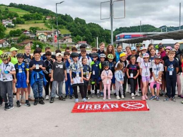 Više od 80 mališana učestvovalo na Prvoj dječijoj biciklijadi u Bosanskoj Krupi