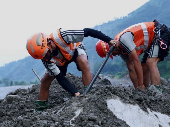 Više od 900 poginulih, hiljade nestalih, u Nepalu počinju masovne sahrane