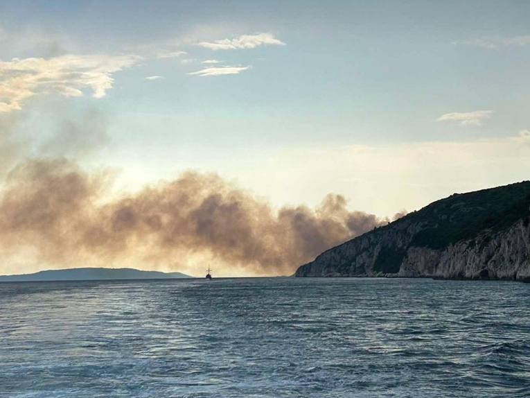 Više požara zahvatilo Istru, na teren izašli brojni vatrogasci i kanaderi
