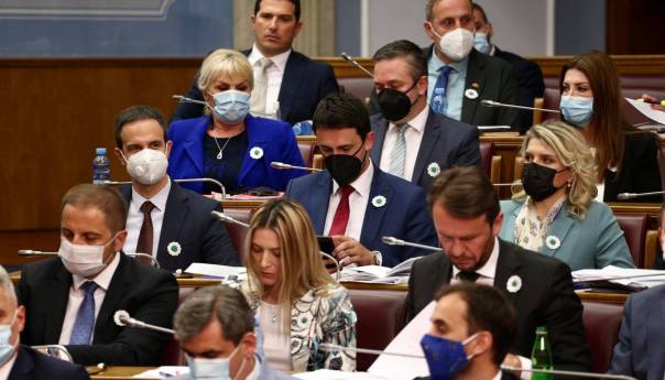 Više zastupnika Skupštine CG na sjednici nosilo Srebrenički cvijet