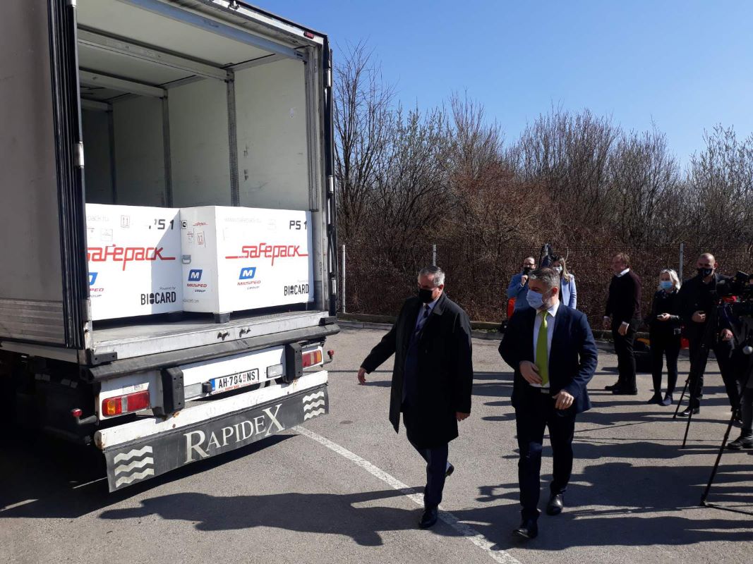 Višković i Šeranić dočekali kontingent od 20.000 doza vakcina