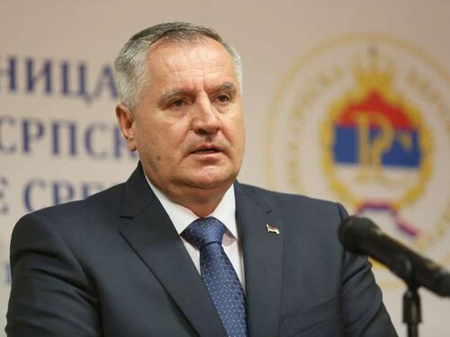 Višković Salkiću: Čin pomirenja ili provokacija trobojka nasred Baščaršije?'