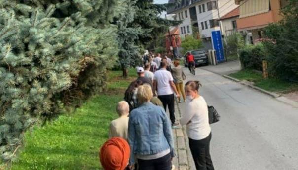 Visočani danas satima čekali na ulaz u Dom zdravlja