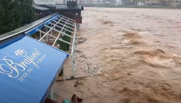 Visok vodostaj Željeznice, ljetna bašta restorana "Brajlović" i dalje pod vodom