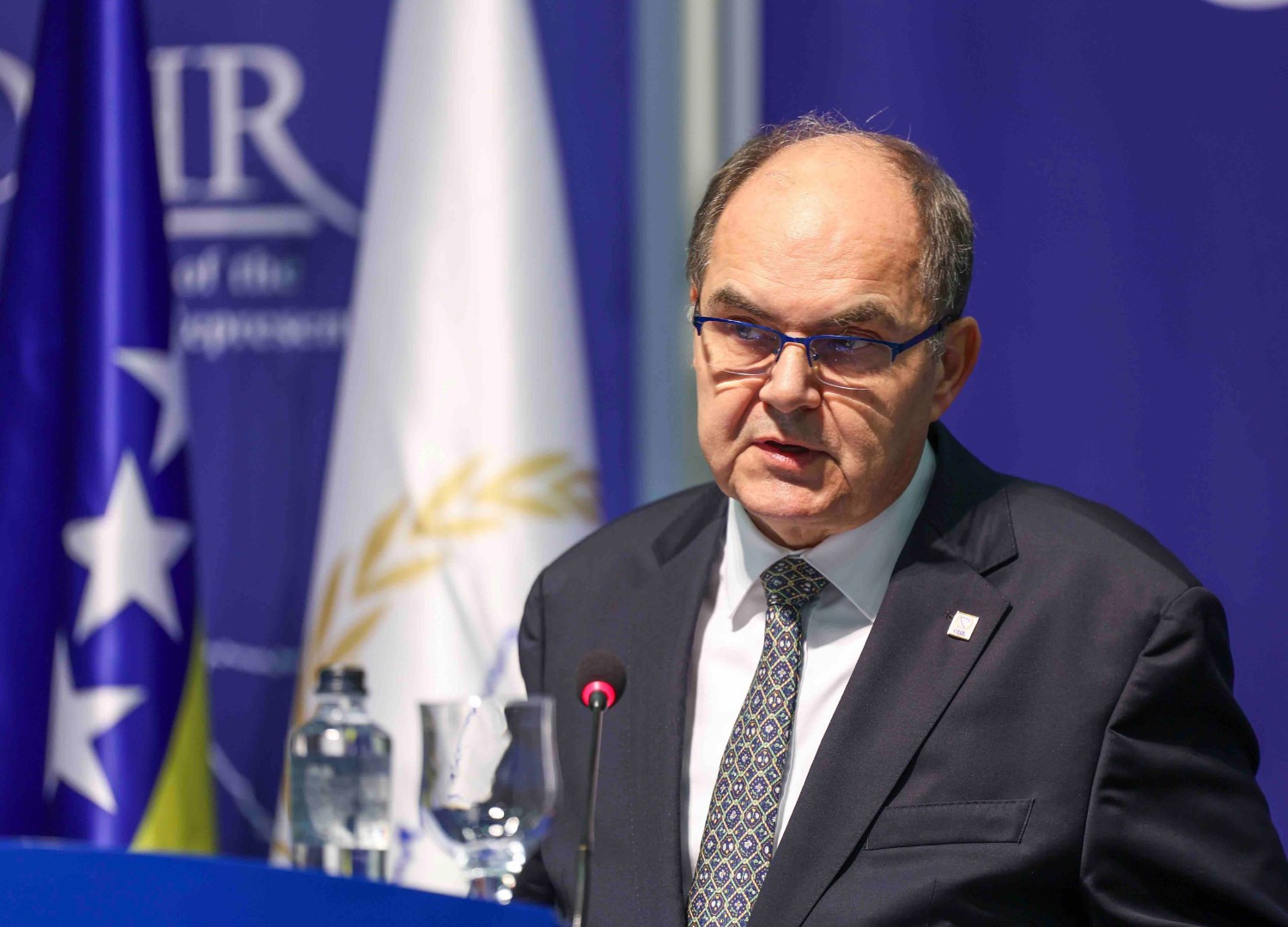 Visoki predstavnik Schmidt otputovao u Hag