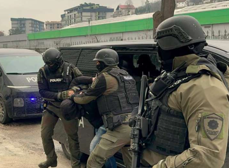 Vitez: Pronađena droga i oružje, uhapšene tri osobe