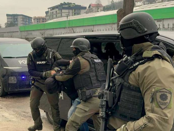 Vitez: Pronađena droga i oružje, uhapšene tri osobe