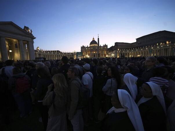 Vjernici cijelu noć molili za papu Franju u Bazilici svetog Petra