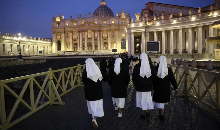 Vjernici odaju počast preminulom papi u miru Benediktu XVI.