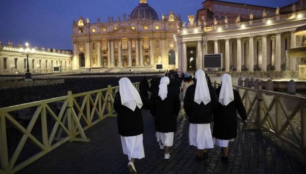 Vjernici odaju počast preminulom papi u miru Benediktu XVI.