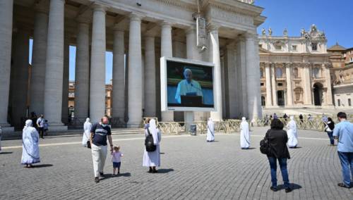 Vjernici se vratili na Trg Svetog Petra