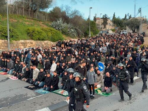 Vjernici u Jerusalemu klanjali na ulicama jer su Izraelci zatvorili džamiju Al-Aqsa