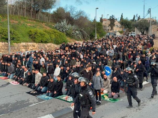 Vjernici u Jerusalemu klanjali na ulicama jer su Izraelci zatvorili džamiju Al-Aqsa