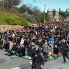 Vjernici u Jerusalemu klanjali na ulicama jer su Izraelci zatvorili džamiju Al-Aqsa