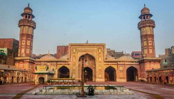 Vjernici u Pakistanu u džamijama na džumi uprkos mjerama zabrane okupljanja