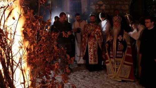 Vjernici zapalili badnjak ispred Stare pravoslavne crkve u Sarajevu