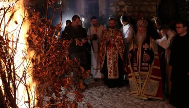 Vjernici zapalili badnjak ispred Stare pravoslavne crkve u Sarajevu