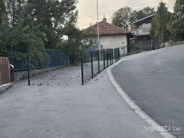 Vjerovali ili ne: U Sarajevu preko noći ogradio trotoar