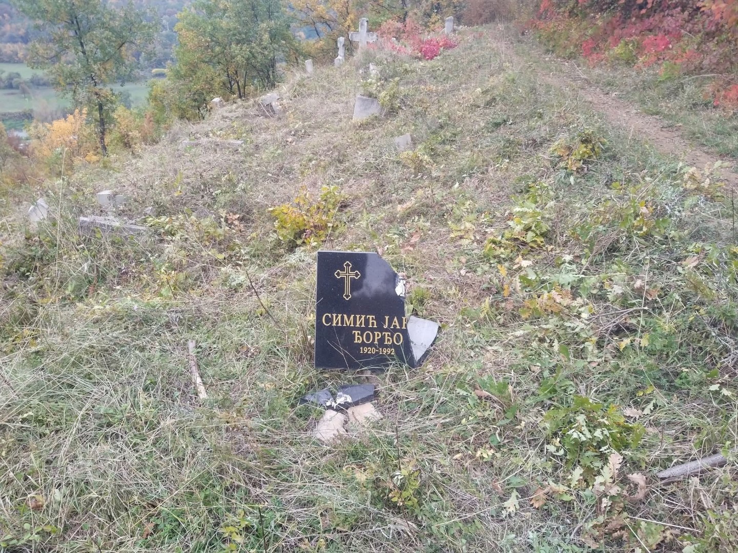 Vjerski službenici u Kaknju osudili skrnavljenje pravoslavnog groblja u Tičićima