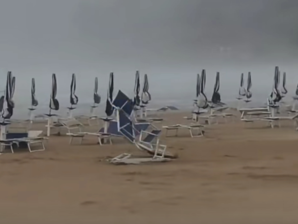 Vjetar poharao hrvatsko ljetovalšte, ležaljke letjele po plažu