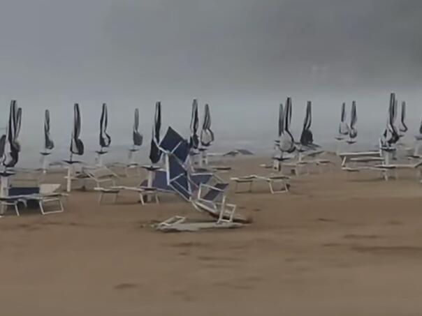 Vjetar poharao hrvatsko ljetovalšte, ležaljke letjele po plažu