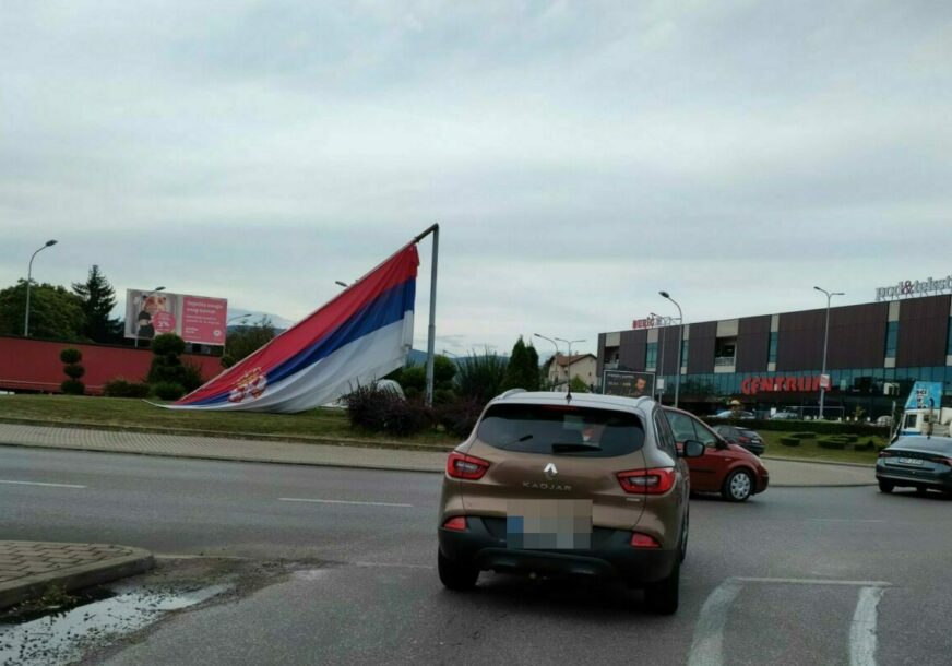Vjetar srušio zastavu Srbije i oštetio stabla u Banjaluci