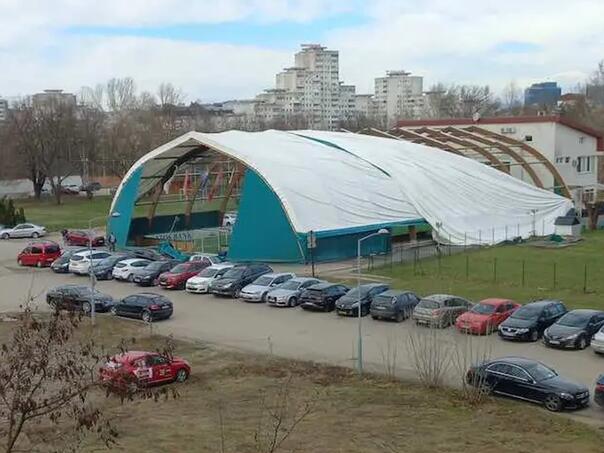 Vjetar uništio balon škole fudbala u Banjaluci