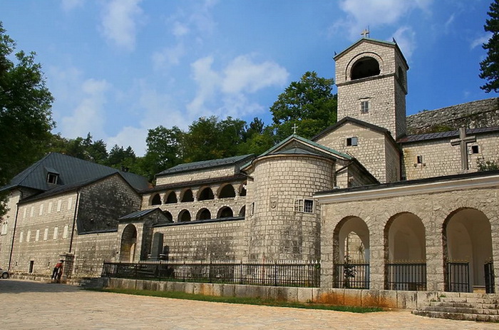 Vlada CG naredila da se vlasništvo Cetinjskog manastira upiše na državu