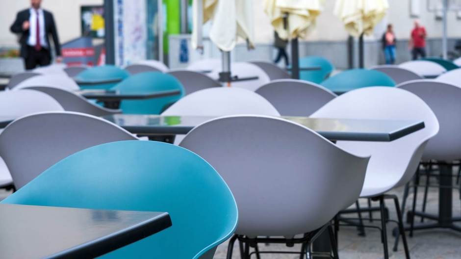 Vlada CG pozvala epidemiologe da preispitaju odluku o zatvaranju kafića