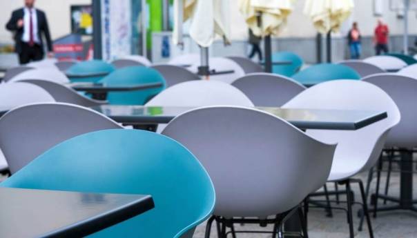 Vlada CG pozvala epidemiologe da preispitaju odluku o zatvaranju kafića