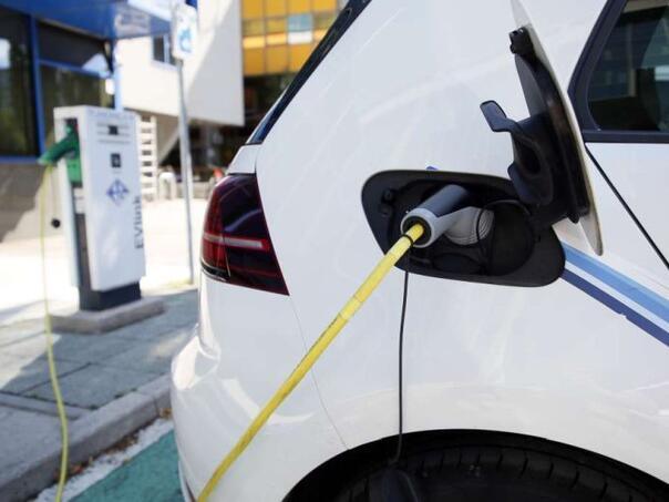 Vlada FBiH odabrala privatna preduzeća za subvencioniranje kupovine električnih automobila