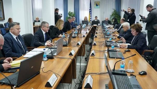 Vlada FBiH odobrila 400.000 maraka za troškove sahrana braniteljske populacije