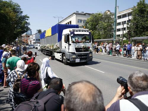Vlada FBiH proglasila 11. juli Danom žalosti, kolona tabuta kreće iz Visokog