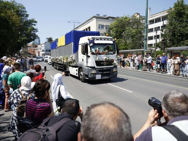 Vlada FBiH proglasila 11. juli Danom žalosti, kolona tabuta kreće iz Visokog
