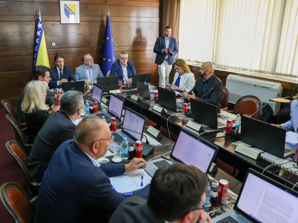 Vlada FBiH raspodijelila skoro 630.000 KM za 61 obrazovni projekat