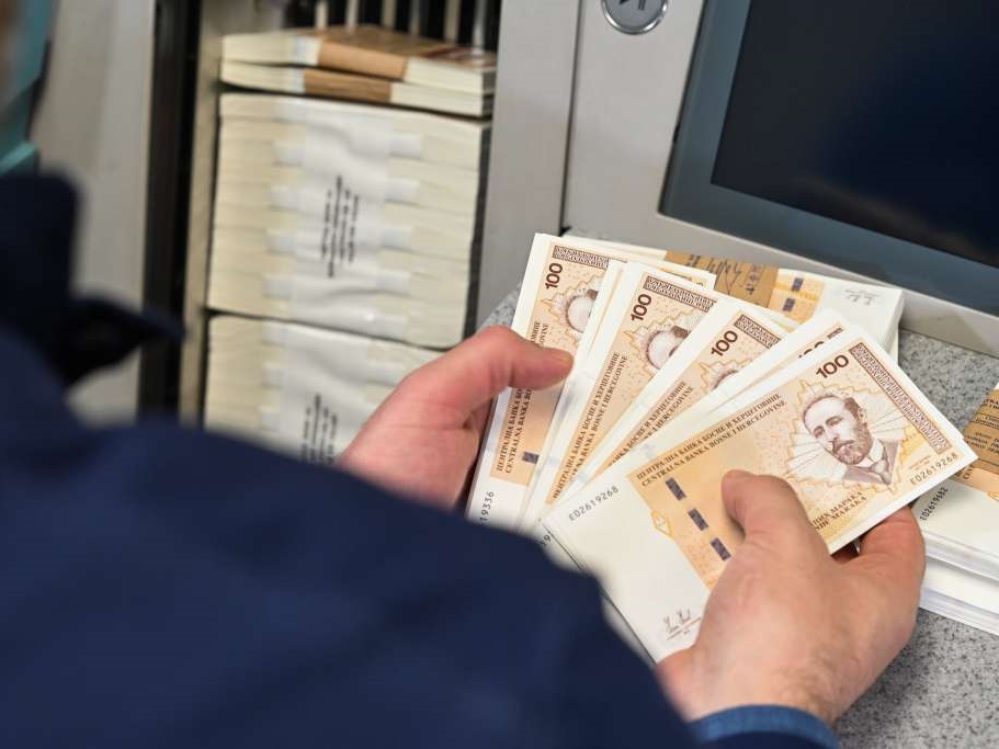 Vlada FBiH: Minimalna plata u idućoj godini 1.027 KM