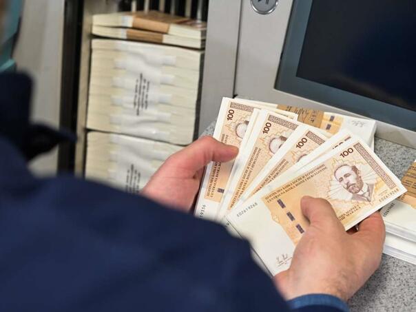 Vlada FBiH: Minimalna plata u idućoj godini 1.027 KM