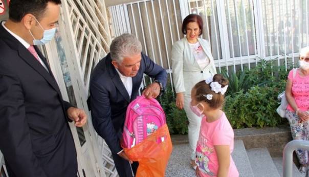 Vlada HNK-a dodijelila hiljadu školskih torbi i pribora