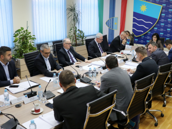 Vlada HNK: Izdvojena sredstva za prevoz učenika i besplatne udžbenike