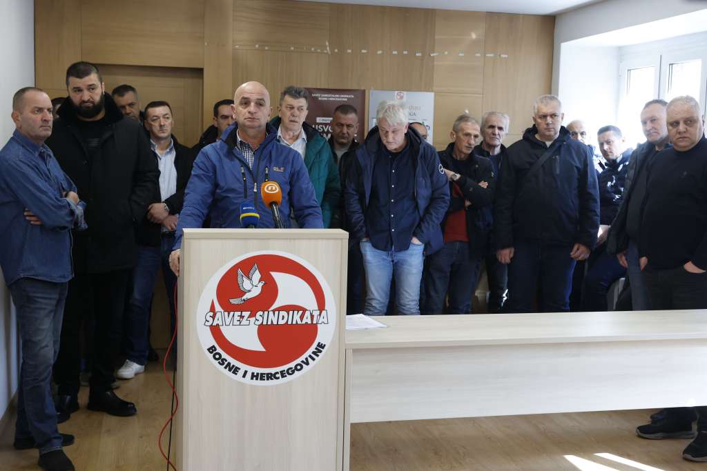 Vlada komunalnim radnicima nudi povećanje plata od 50 KM, ministrima povećavaju za 500 KM