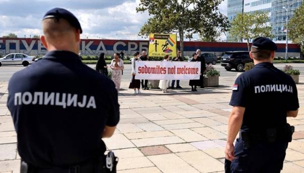 Vlada napetost: Srbija zabranila šetnju tokom Europridea