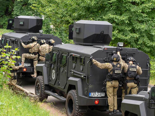 Vlada odobrila kreditno zaduživanje za nabavku specijalnih oklopnih vozila za MUP KS